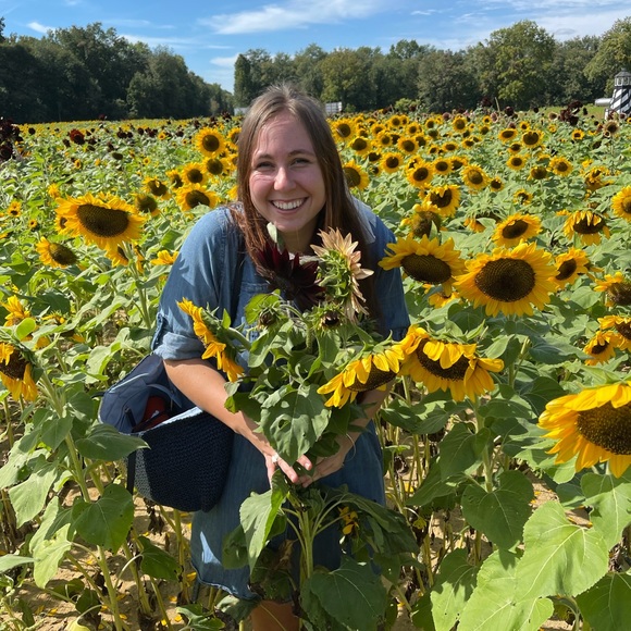 Meet your Posher, Alyssa - Picture 1 of 1